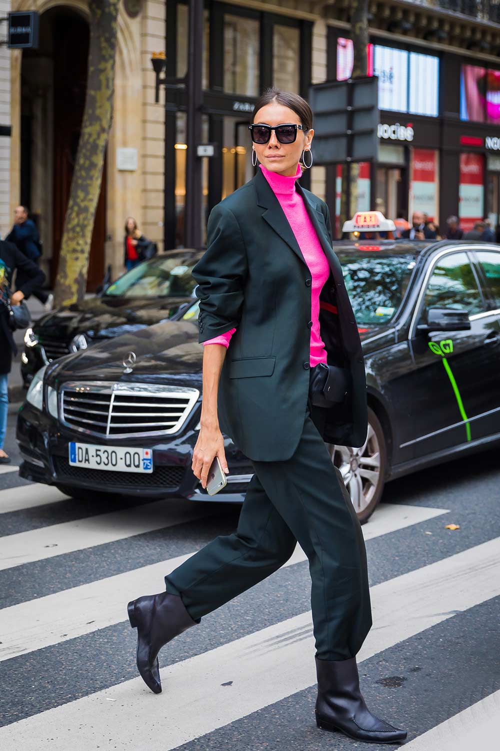 Bright pink turtleneck sweater under an oversized green suit Bright pink turtleneck sweater under an oversized green suit — Pink Outfits