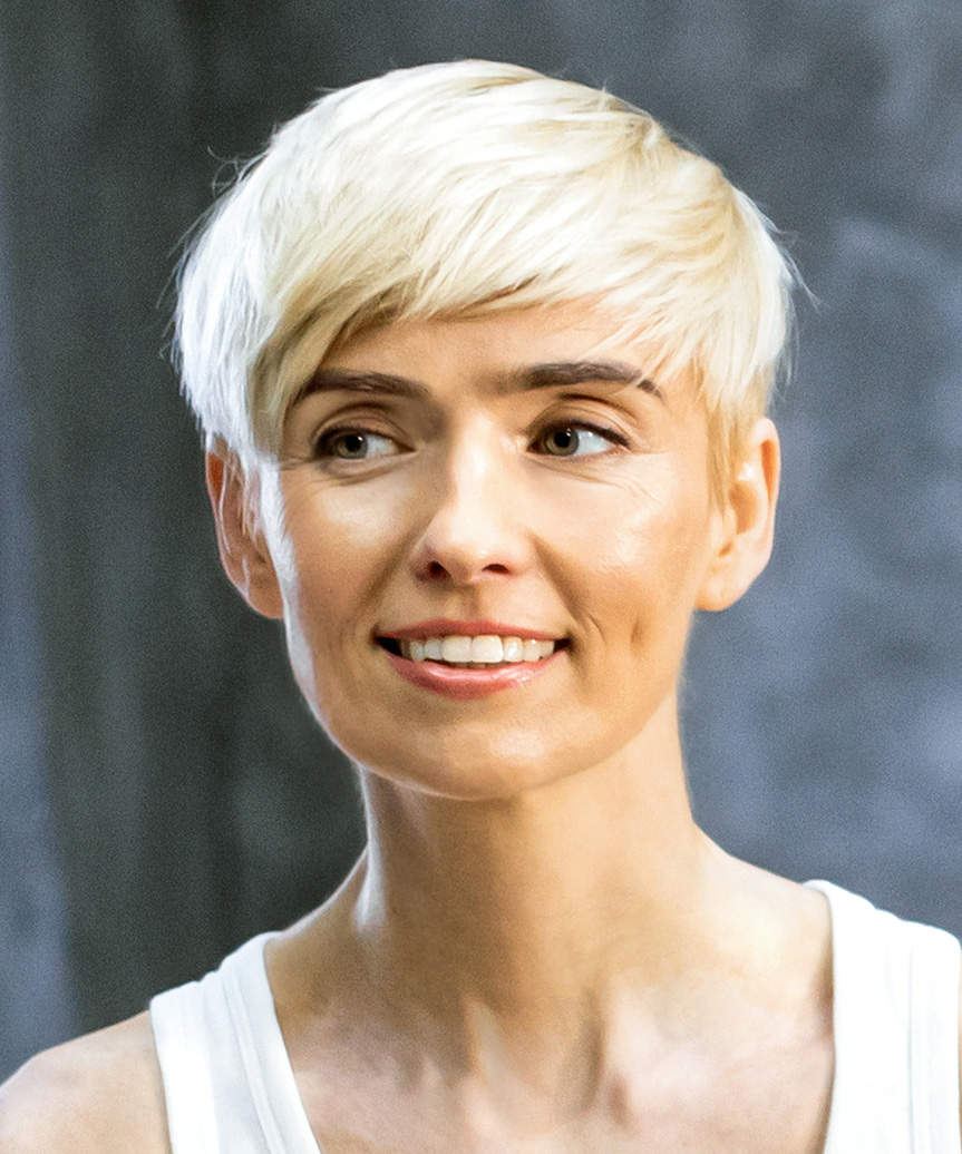 Sleek Blonde Pixie With Side-Swept Fringe Sleek Blonde Pixie With Side-Swept Fringe — Pixie Cut