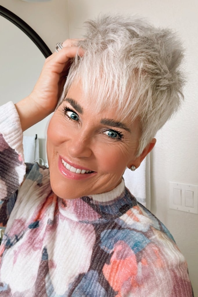 Silver Blonde Pixie With Wispy Bangs, ухо Silver Blonde Pixie With Wispy Bangs, ухо — Pixie Cut
