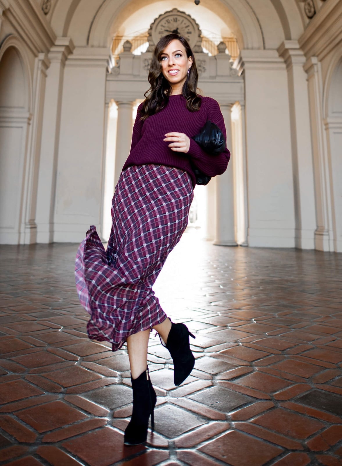 Burgundy plaid maxi skirt with oversized sweater Burgundy plaid maxi skirt with oversized sweater — Plaid Skirt Outfit