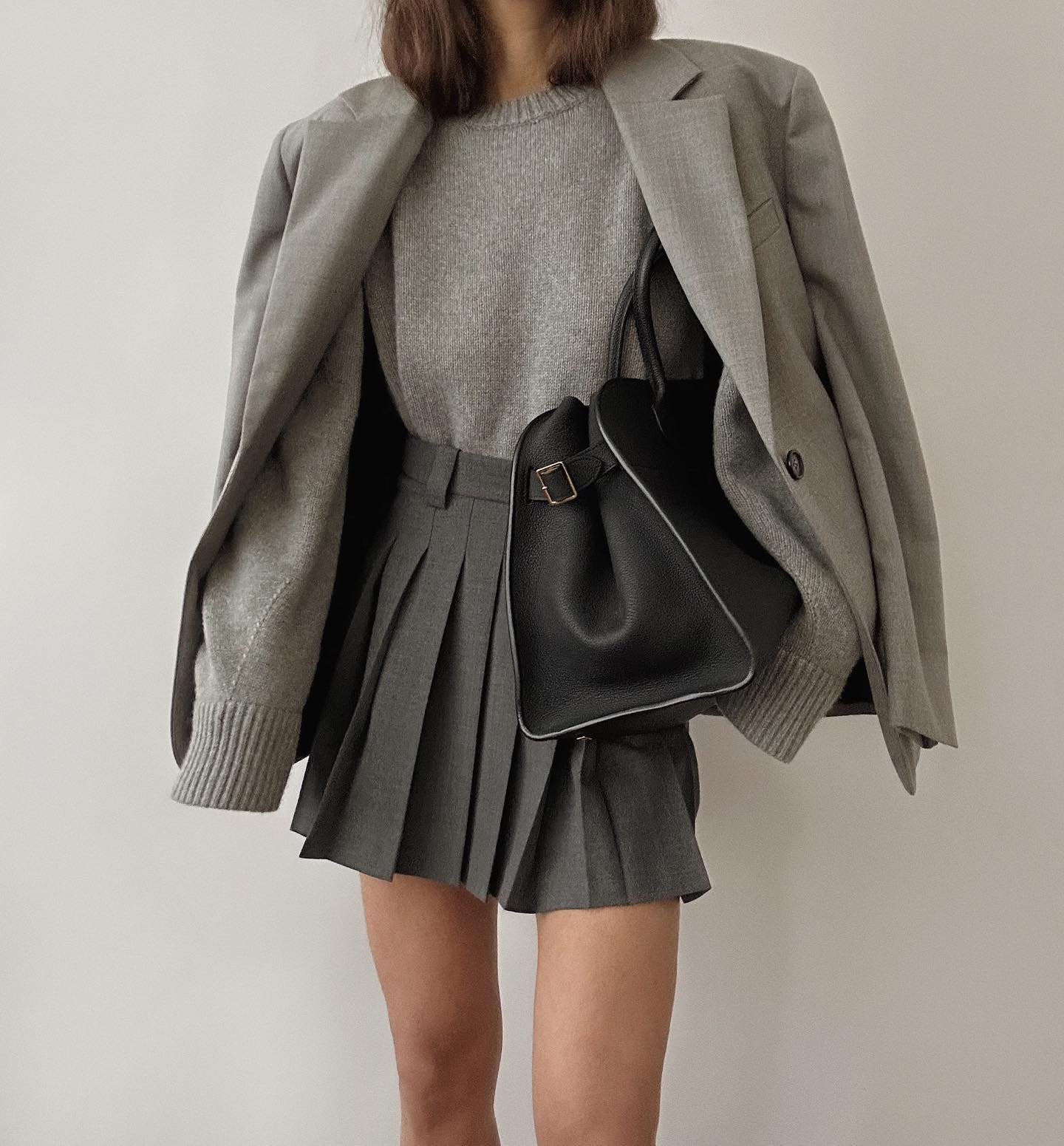 Gray pleated mini skirt with crewneck sweater and oversized blazer Gray pleated mini skirt with crewneck sweater and oversized blazer — Pleated Skirt Outfits