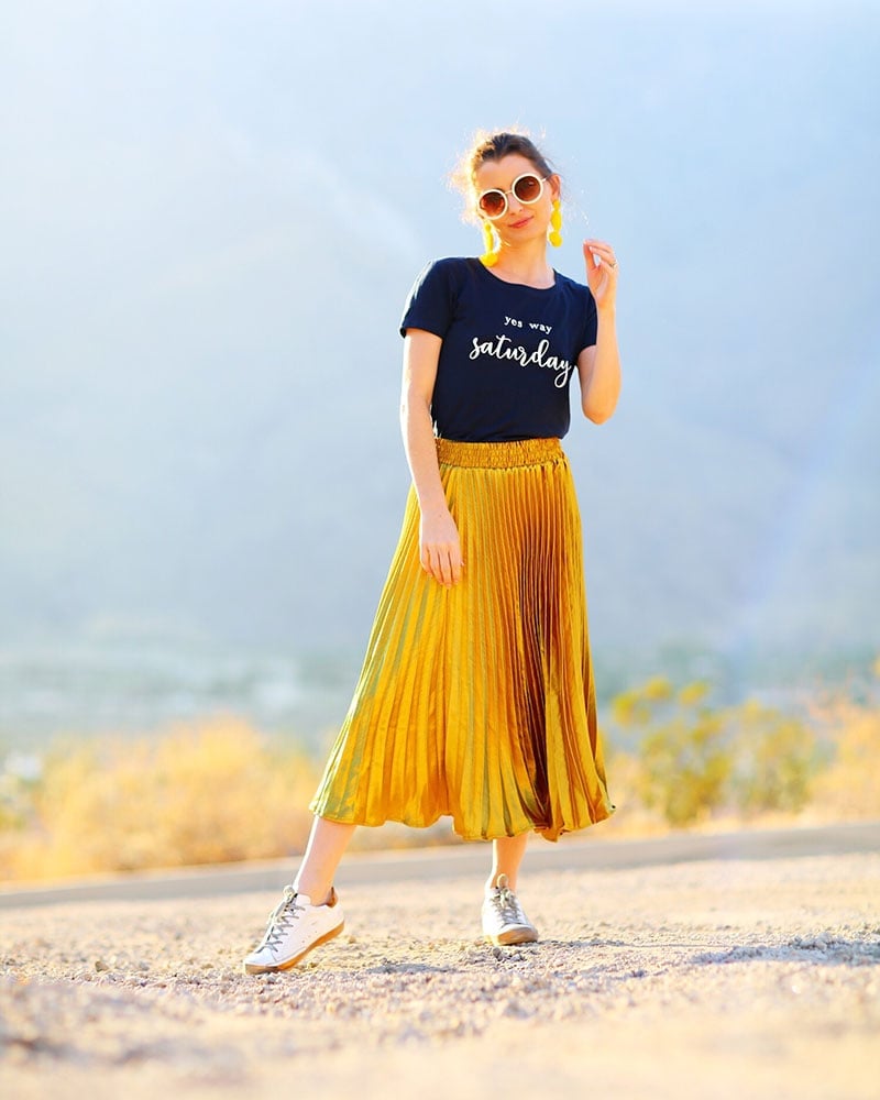 Gold metallic pleated midi skirt with navy graphic t-shirt Gold metallic pleated midi skirt with navy graphic t-shirt — Pleated Skirt Outfits