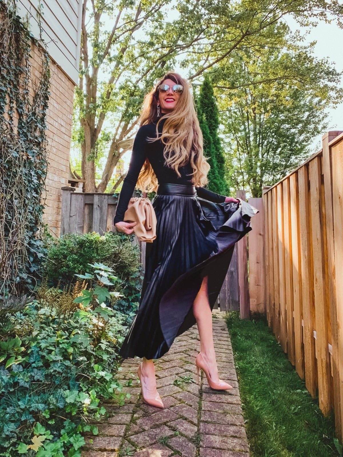 Black pleated satin midi skirt with black turtleneck and pink heels Black pleated satin midi skirt with black turtleneck and pink heels — Pleated Skirt Outfits