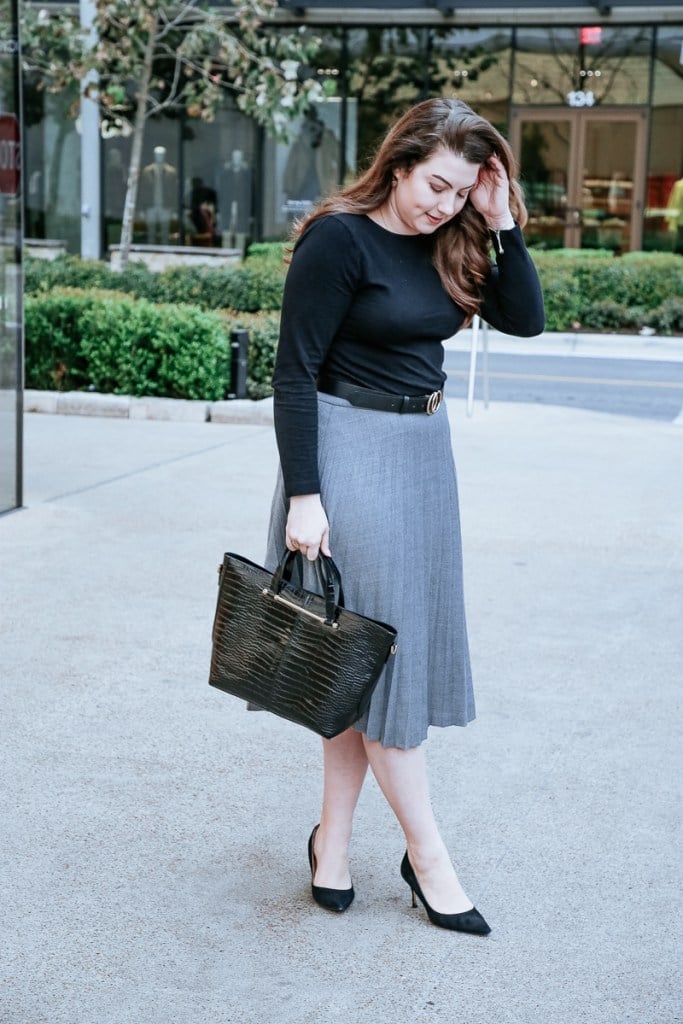 Gray pleated midi skirt with gold double-ring belt Gray pleated midi skirt with gold double-ring belt — Pleated Skirt Outfits