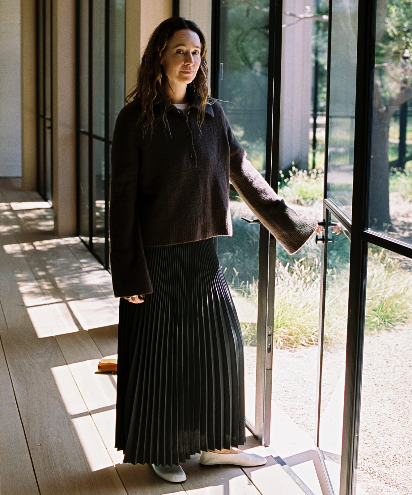 Dark gray finely pleated midi skirt with brown knit sweater Dark gray finely pleated midi skirt with brown knit sweater — Pleated Skirt Outfits