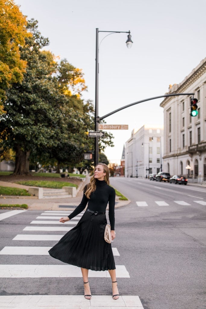 Black pleated midi skirt in motion with black turtleneck Black pleated midi skirt in motion with black turtleneck — Pleated Skirt Outfits