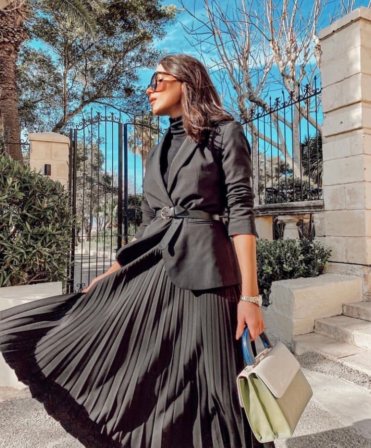 Black pleated midi skirt with black turtleneck and beige blazer Black pleated midi skirt with black turtleneck and beige blazer — Pleated Skirt Outfits