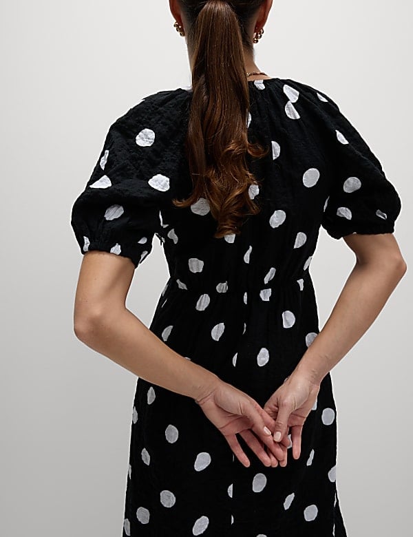 Black midi dress with textured fabric and puff sleeves Black midi dress with textured fabric and puff sleeves — Polka Dot Dresses