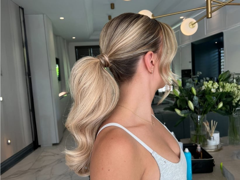 Voluminous Ash Blonde Ponytail With Curtain Bangs Voluminous Ash Blonde Ponytail With Curtain Bangs — Ponytail with Bangs