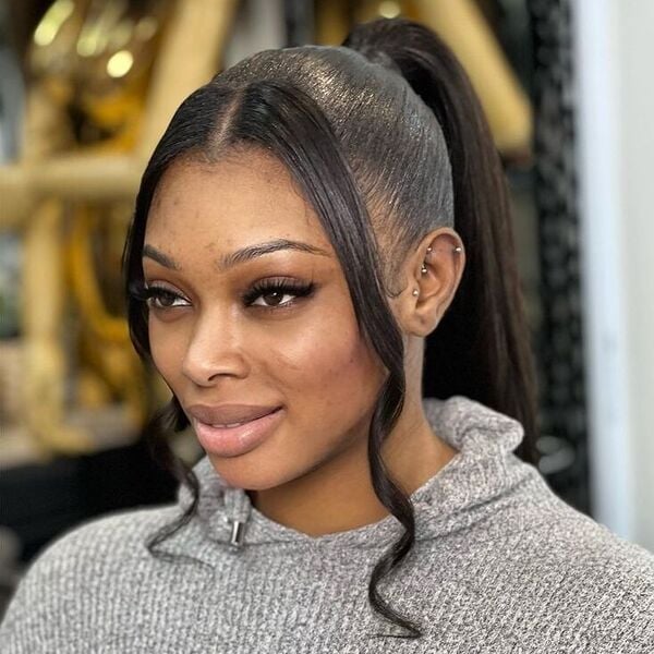 Voluminous Blonde Ponytail With Side Bangs Voluminous Blonde Ponytail With Side Bangs — Ponytail with Bangs