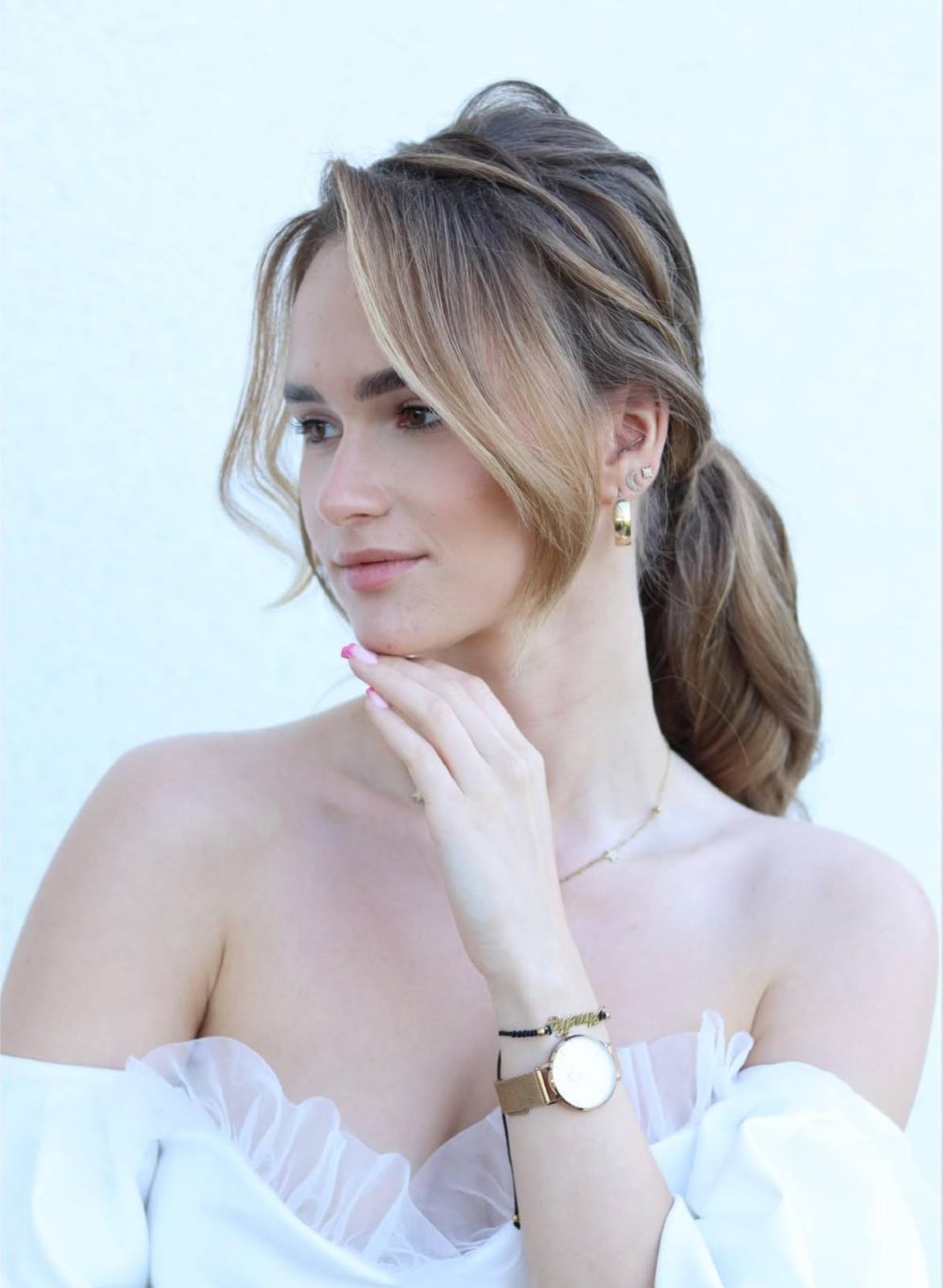 Ash Blonde Collarbone Ponytail With Loose Waves Ash Blonde Collarbone Ponytail With Loose Waves — Ponytail with Bangs