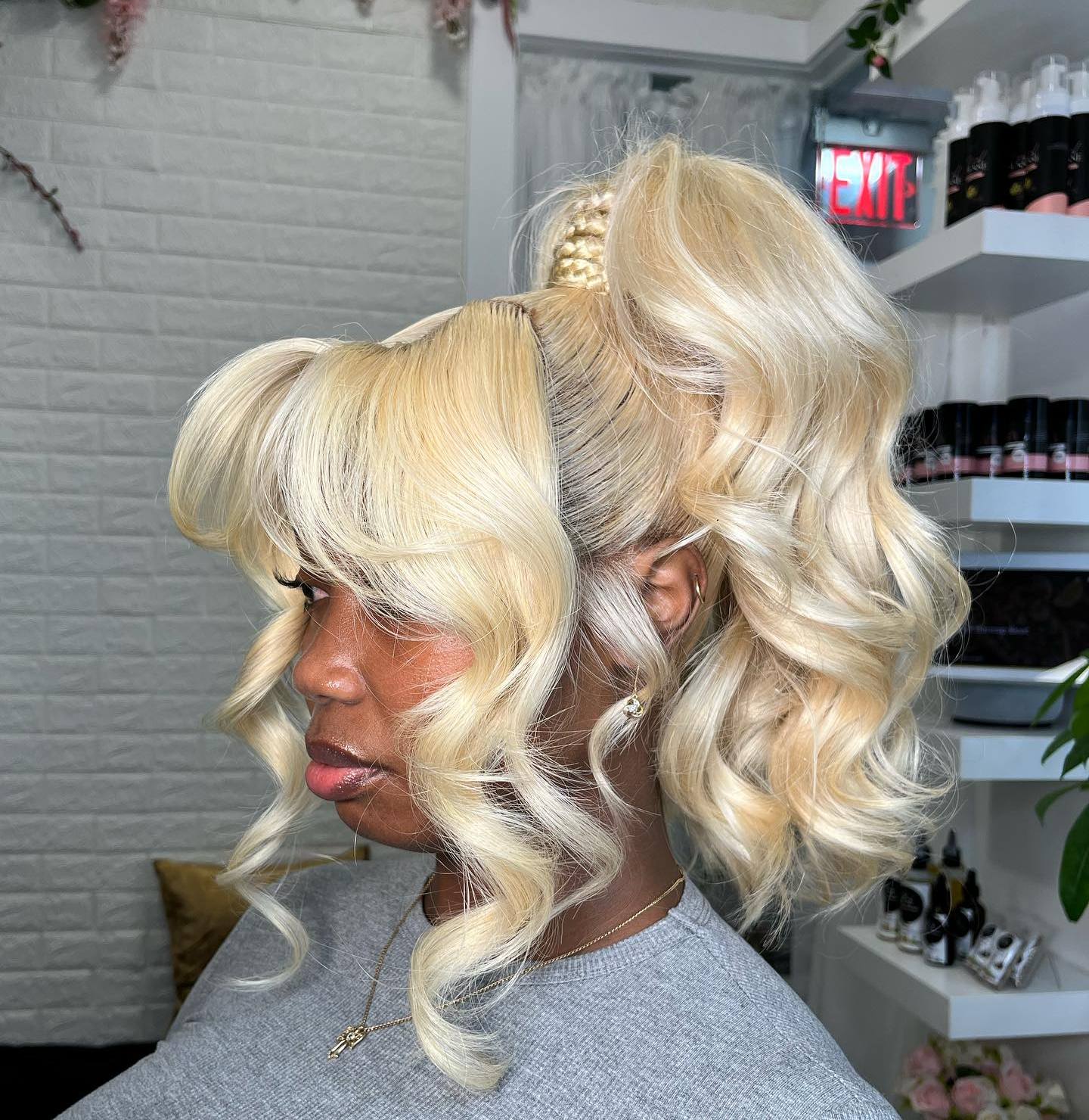 Honey Blonde Collarbone Ponytail With Waves Honey Blonde Collarbone Ponytail With Waves — Ponytail with Bangs