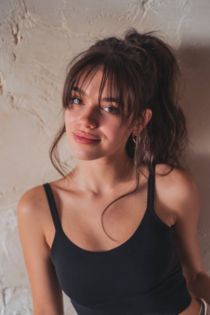 Messy Mid-Back Ponytail With Loose Strands Messy Mid-Back Ponytail With Loose Strands — Ponytail with Bangs