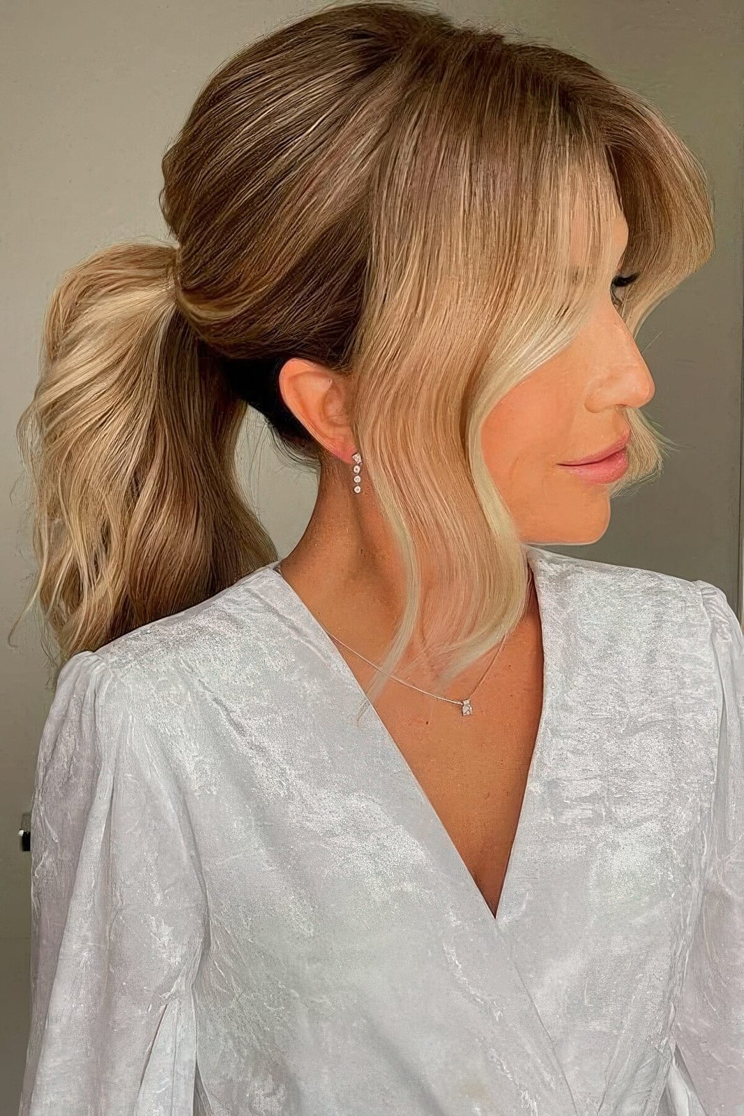 Voluminous Collarbone Ponytail With Curtain Bangs Voluminous Collarbone Ponytail With Curtain Bangs — Ponytail with Bangs