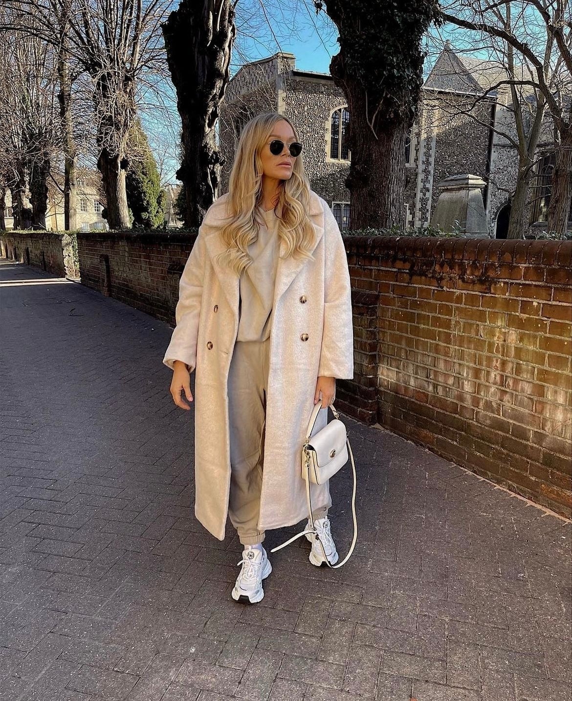13 Cozy & Stylish Postpartum Outfit Ideas For Winter - Bjarni Baby