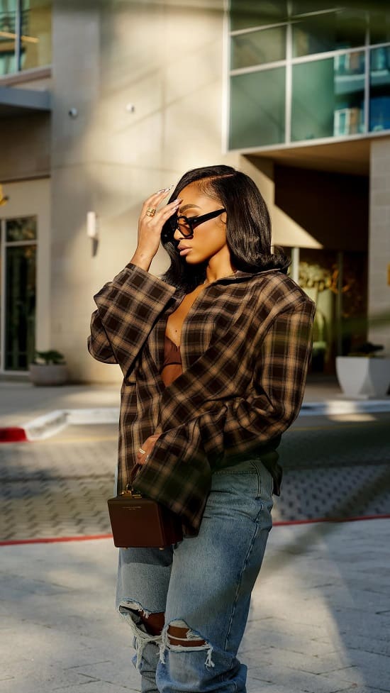 Brown plaid oversized shirt with ripped wide-leg jeans Brown plaid oversized shirt with ripped wide-leg jeans — Postpartum Outfits