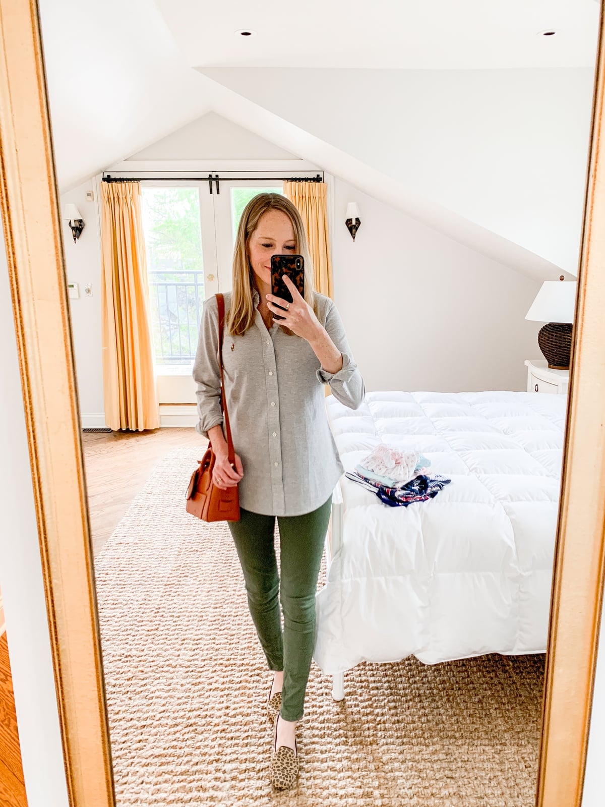 Gray button-down shirt with olive green skinny trousers Gray button-down shirt with olive green skinny trousers — Postpartum Outfits