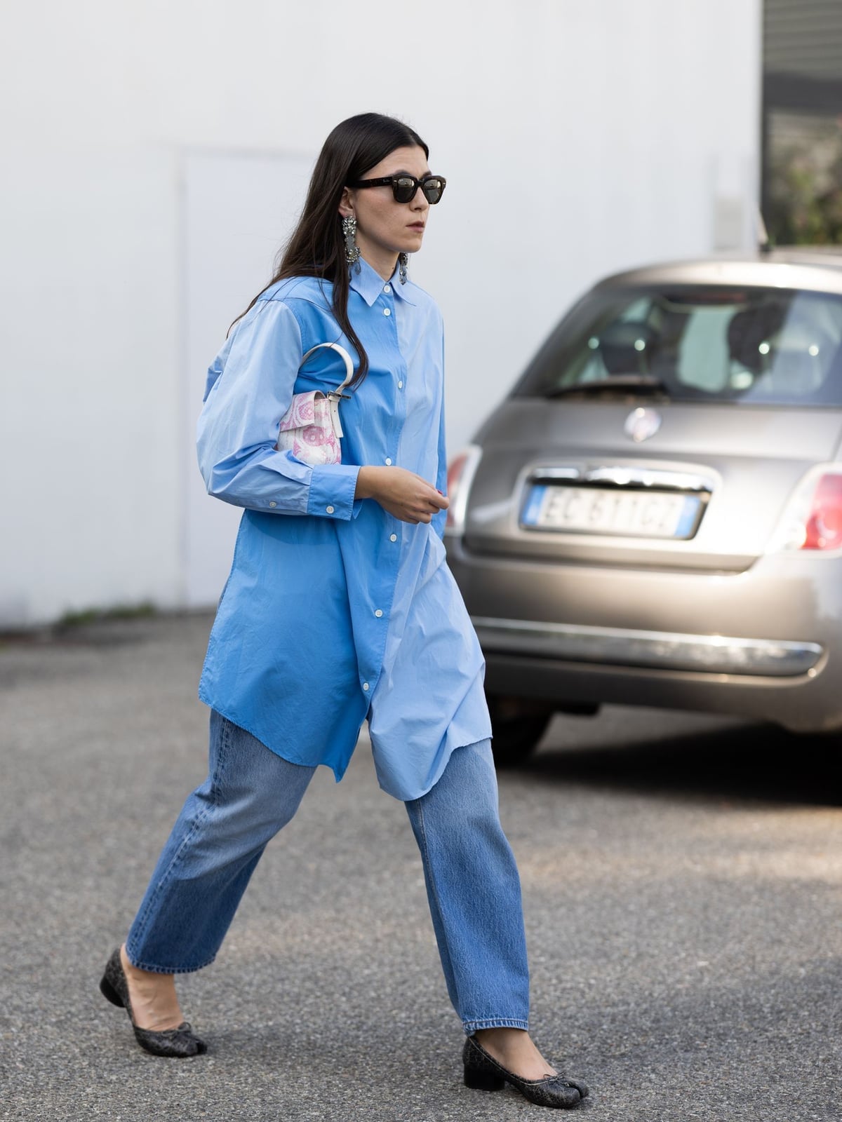 Oversized two-tone blue shirt with wide-leg jeans Oversized two-tone blue shirt with wide-leg jeans — Postpartum Outfits