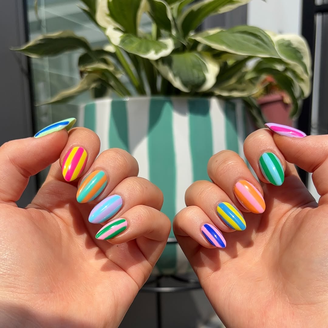 Diagonal Stripes Short Oval Nails Diagonal Stripes Short Oval Nails — Preppy Nails
