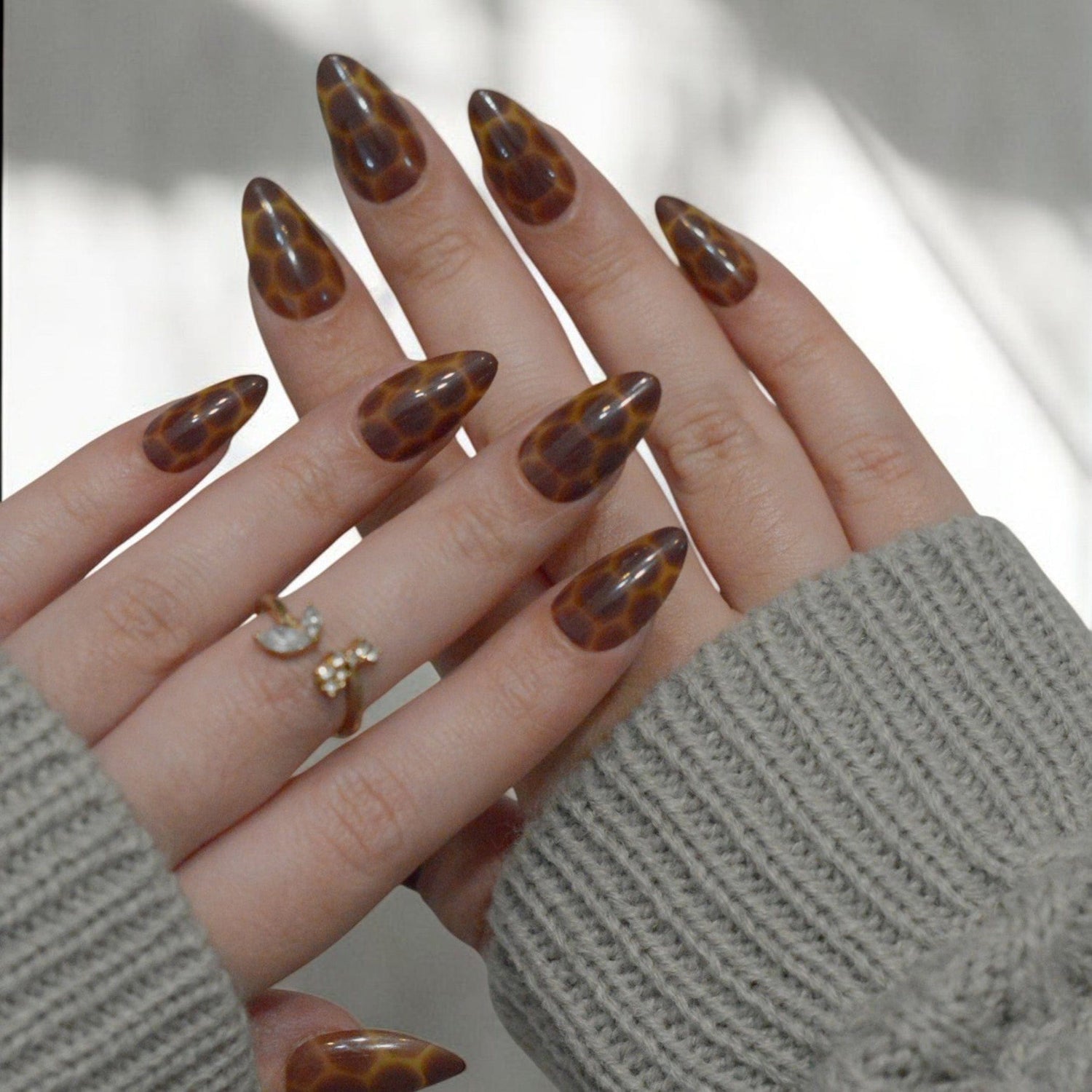 Amber Shell Effect Short Almond Nails Amber Shell Effect Short Almond Nails — Press On Nails