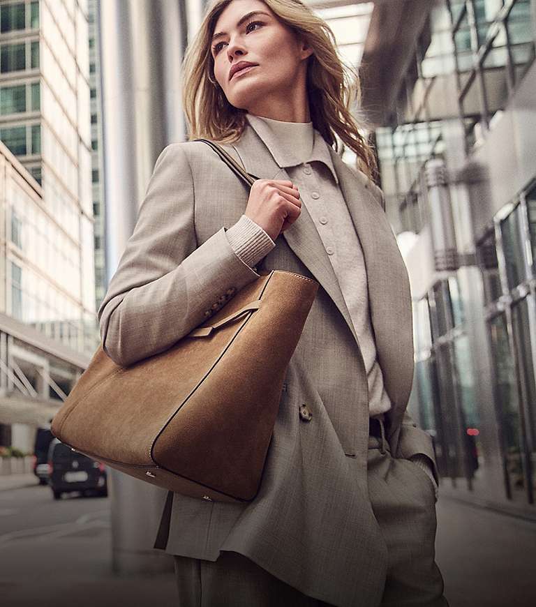 Beige relaxed suit with cream knitwear Beige relaxed suit with cream knitwear — Professional Outfits