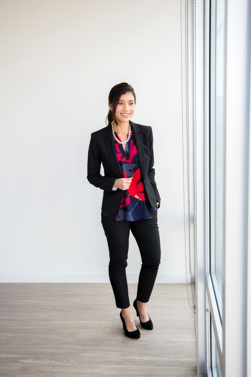 Black blazer over floral print blouse and black pants Black blazer over floral print blouse and black pants — Professional Outfits