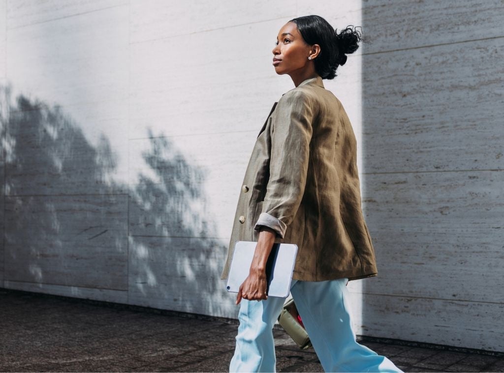 Oversized brown linen blazer with light blue set Oversized brown linen blazer with light blue set — Professional Outfits