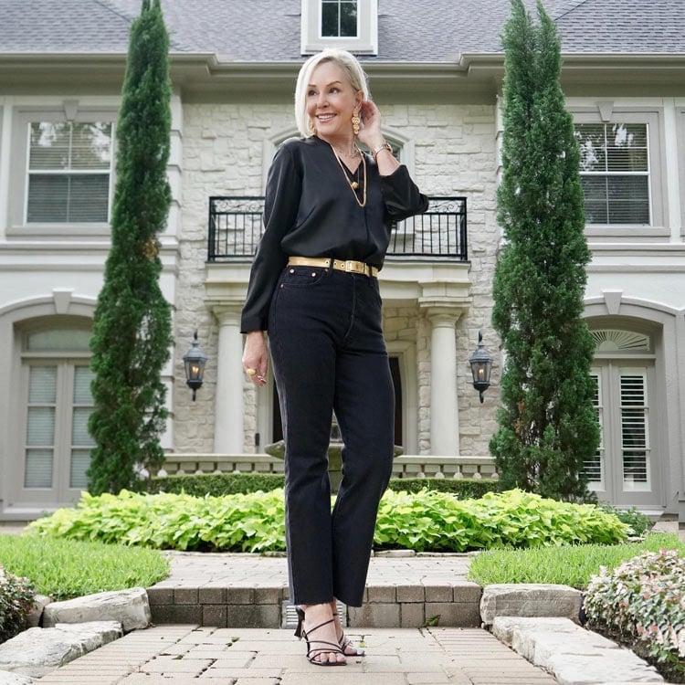 Black satin blouse with gold belt and black jeans Black satin blouse with gold belt and black jeans — Professional Outfits