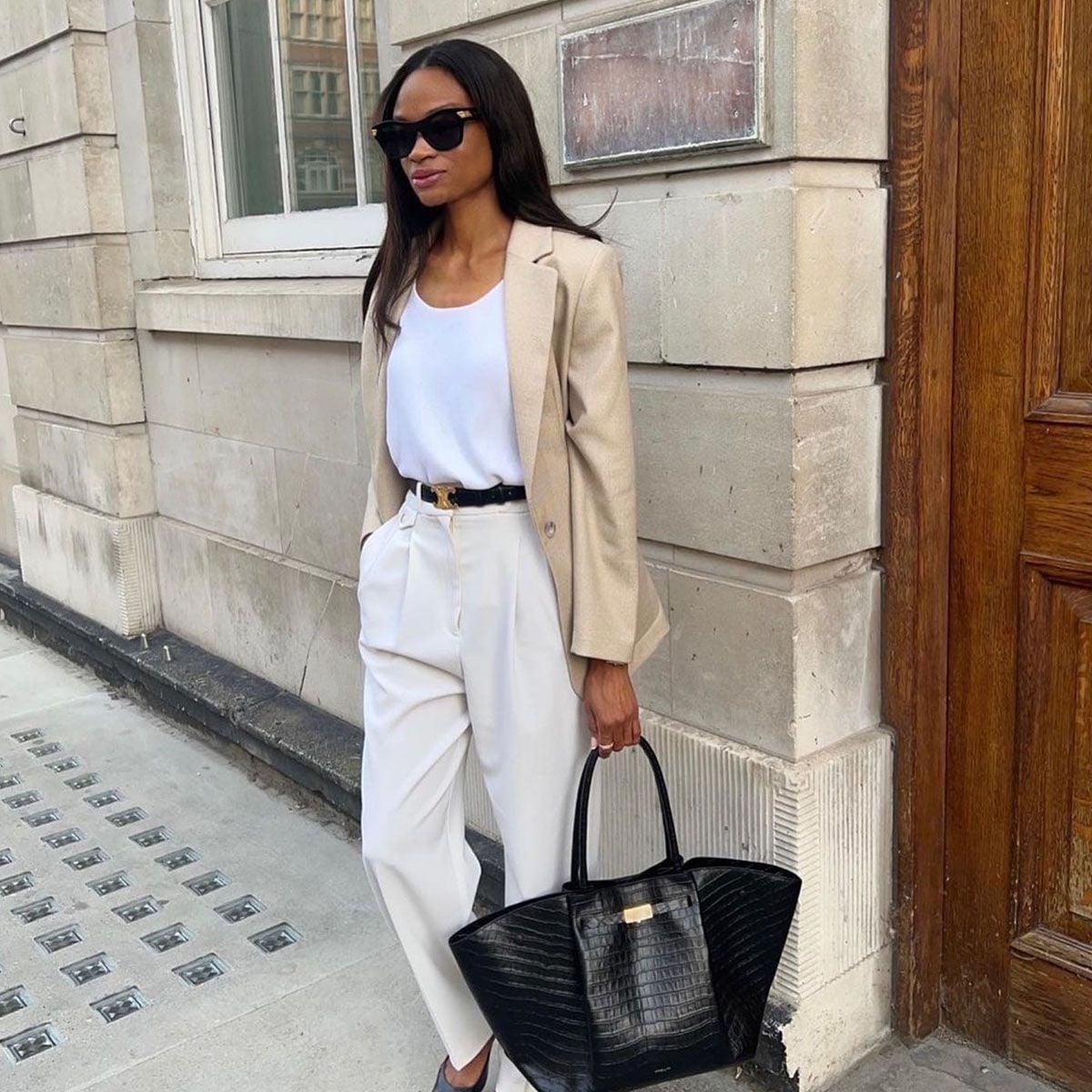 Relaxed beige blazer with off-white wide-leg trousers Relaxed beige blazer with off-white wide-leg trousers — Professional Outfits