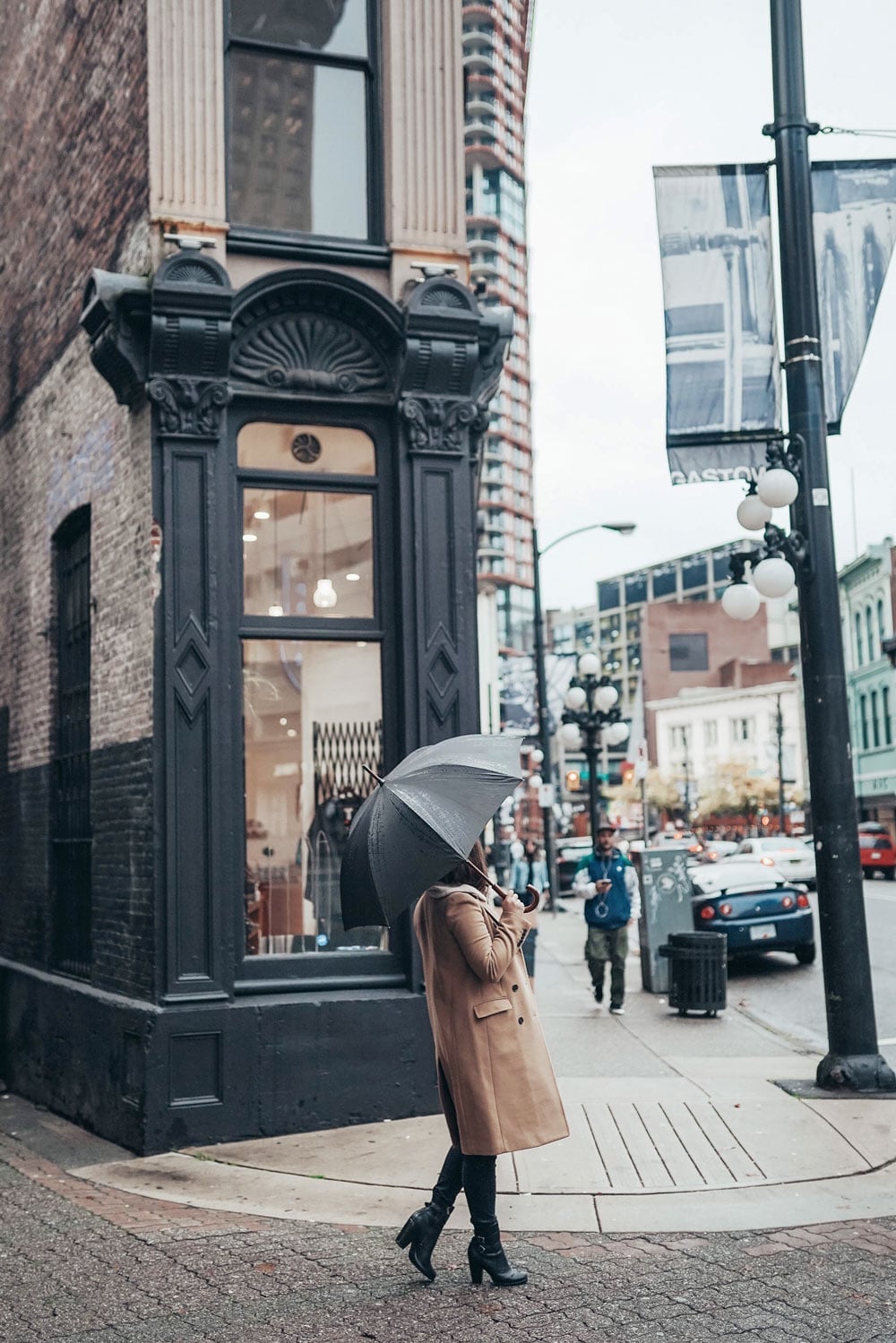 Camel coat over cream hoodie and dark skinny jeans Camel coat over cream hoodie and dark skinny jeans — Rainy Day Outfits