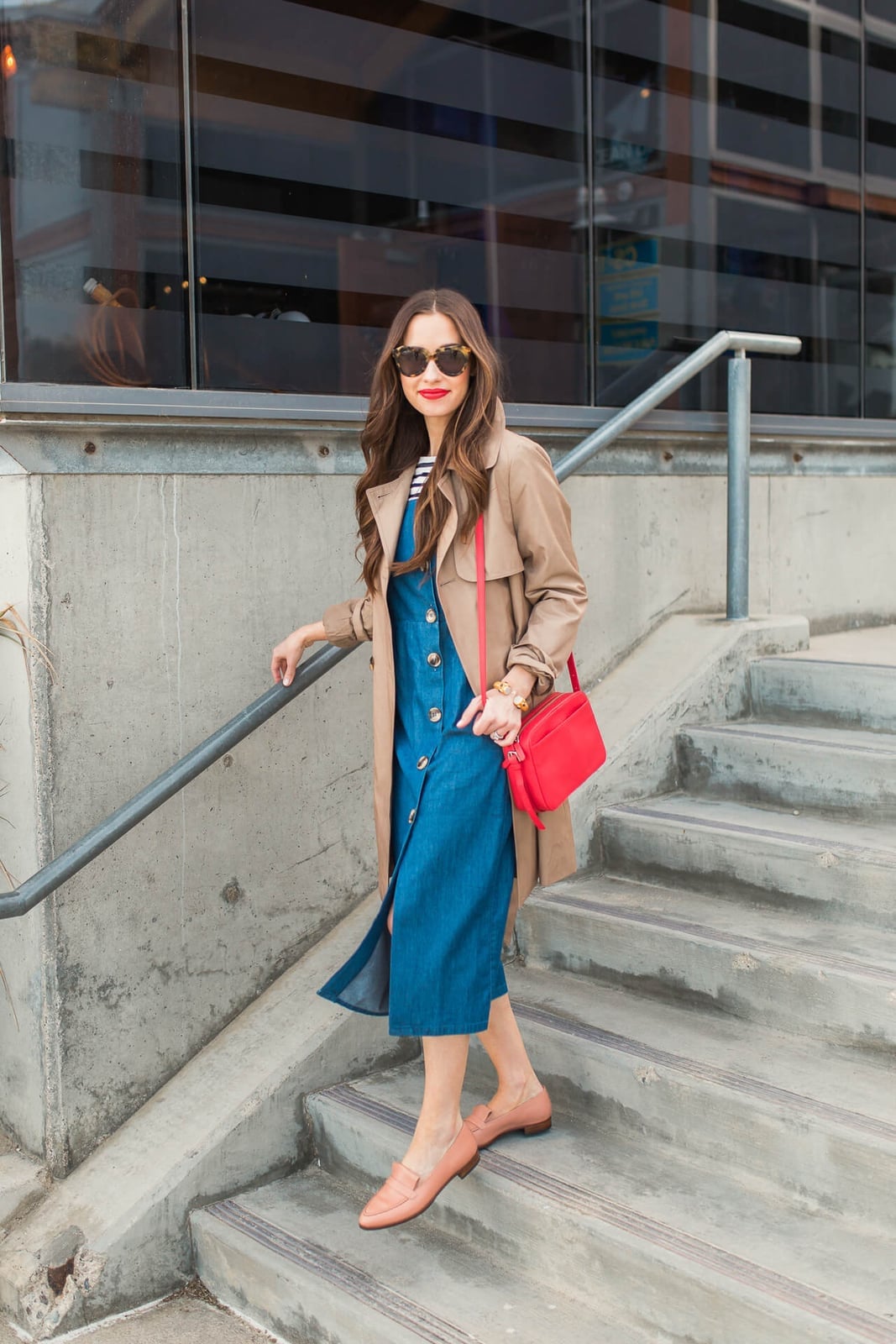 Beige trench coat over denim midi dress with red crossbody bag Beige trench coat over denim midi dress with red crossbody bag — Rainy Day Outfits