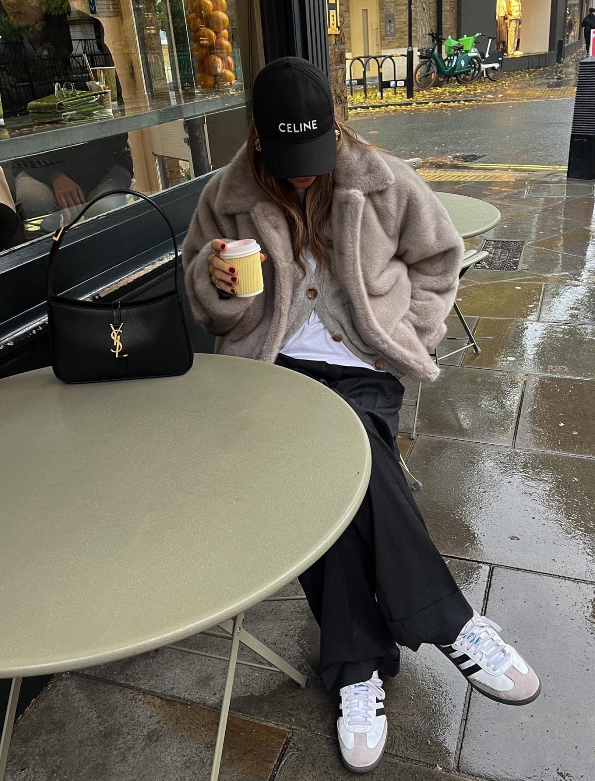 Beige faux fur jacket over white t-shirt and black trousers Beige faux fur jacket over white t-shirt and black trousers — Rainy Day Outfits