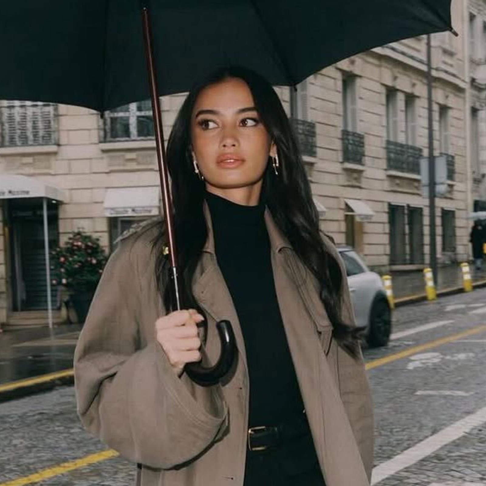 Oversized gray trench coat with black turtleneck, Close-Up Take Oversized gray trench coat with black turtleneck, Close-Up Take — Rainy Day Outfits