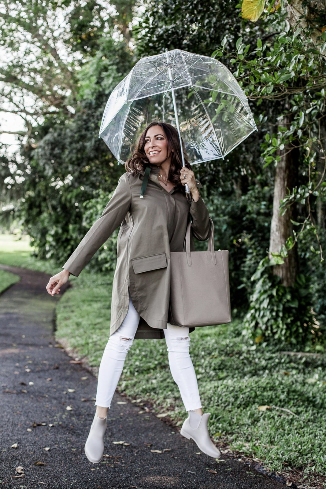 Olive green hooded parka over white ripped jeans Olive green hooded parka over white ripped jeans — Rainy Day Outfits