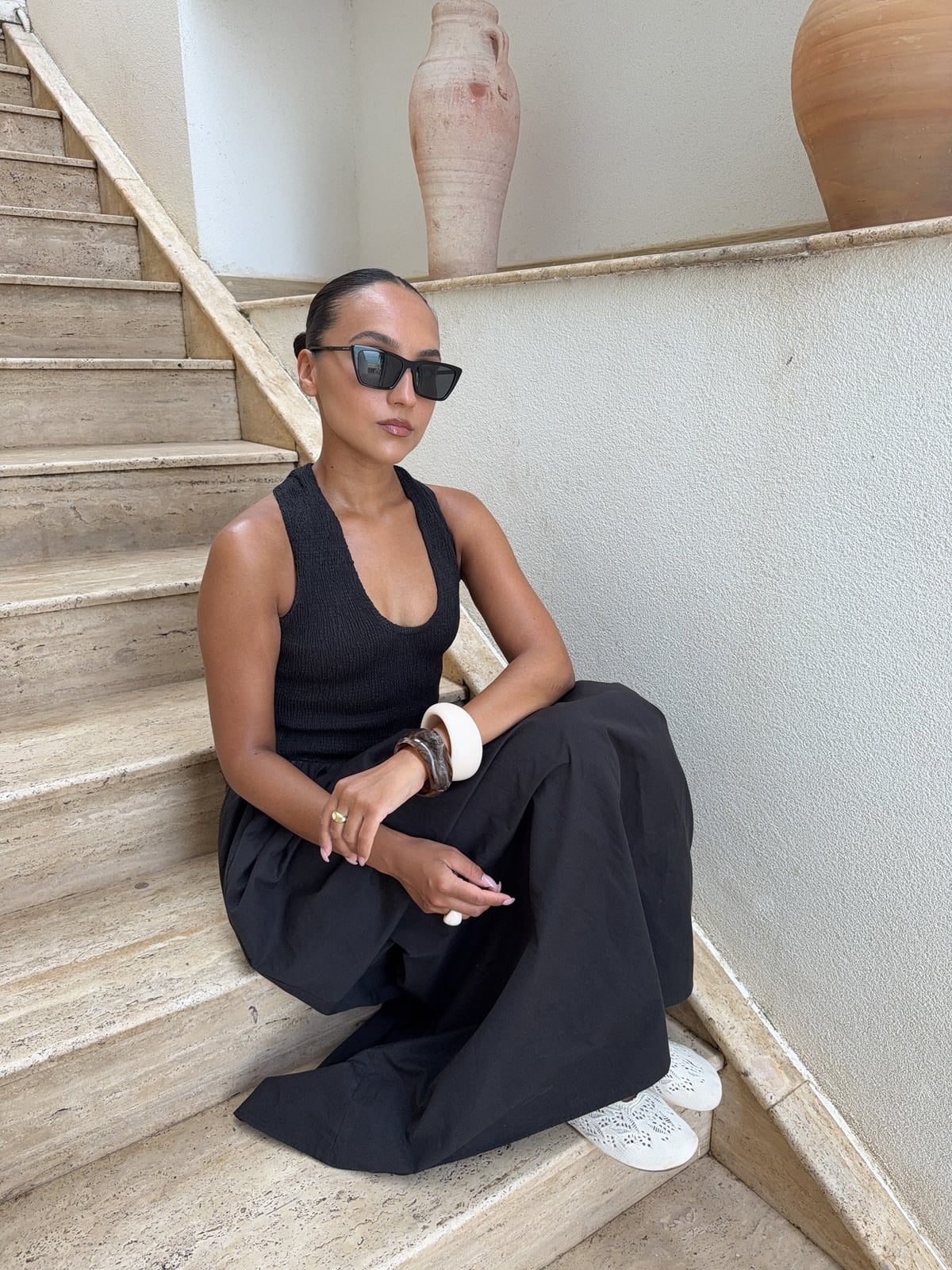 Monochromatic black knit top and wide-leg trousers Monochromatic black knit top and wide-leg trousers — Restaurant Outfit