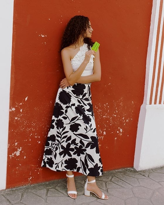 Boucle jacket over t-shirt and mini skirt Boucle jacket over t-shirt and mini skirt — Restaurant Outfit
