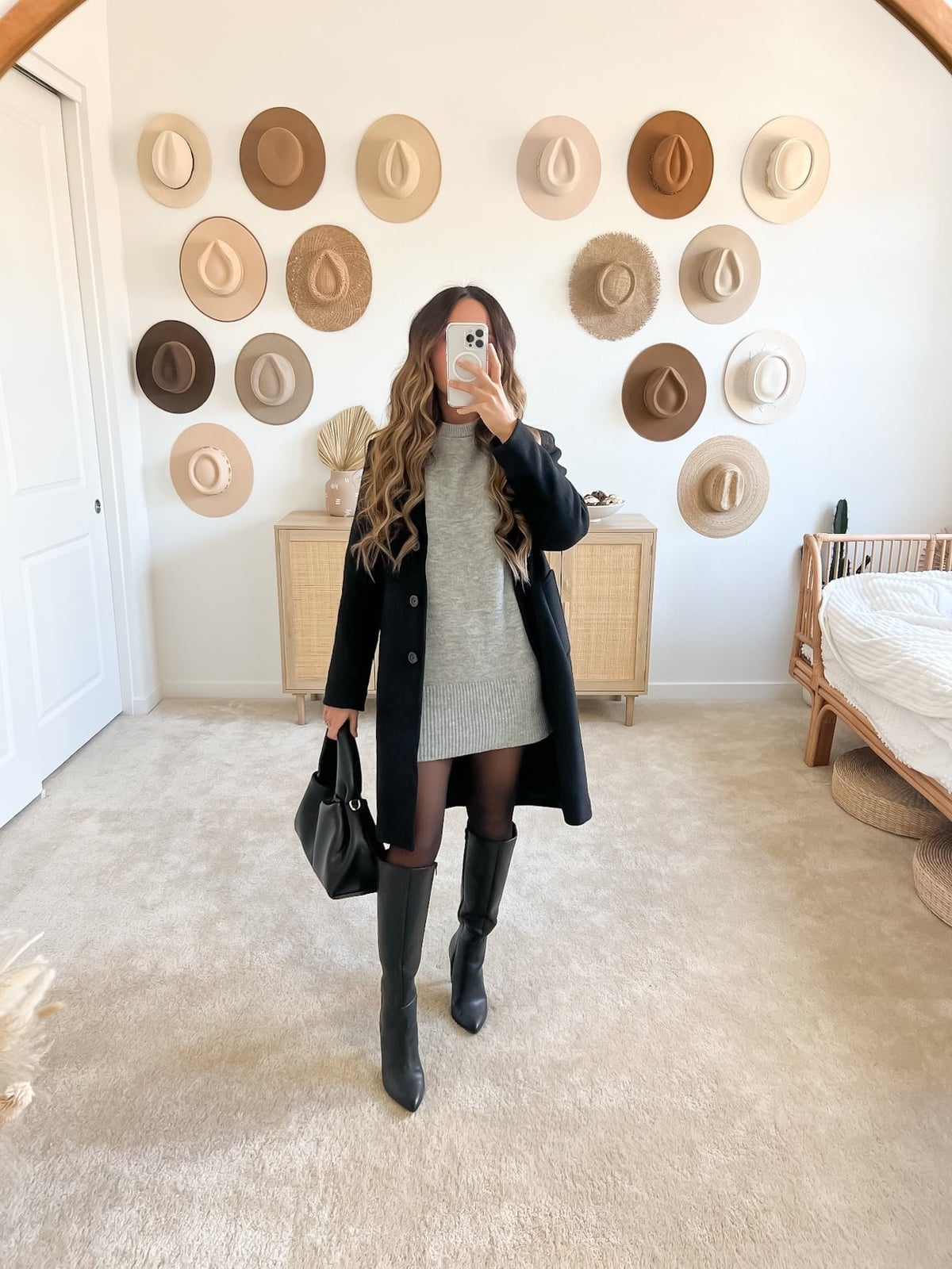 Beige knit vest over black trousers Beige knit vest over black trousers — Restaurant Outfit