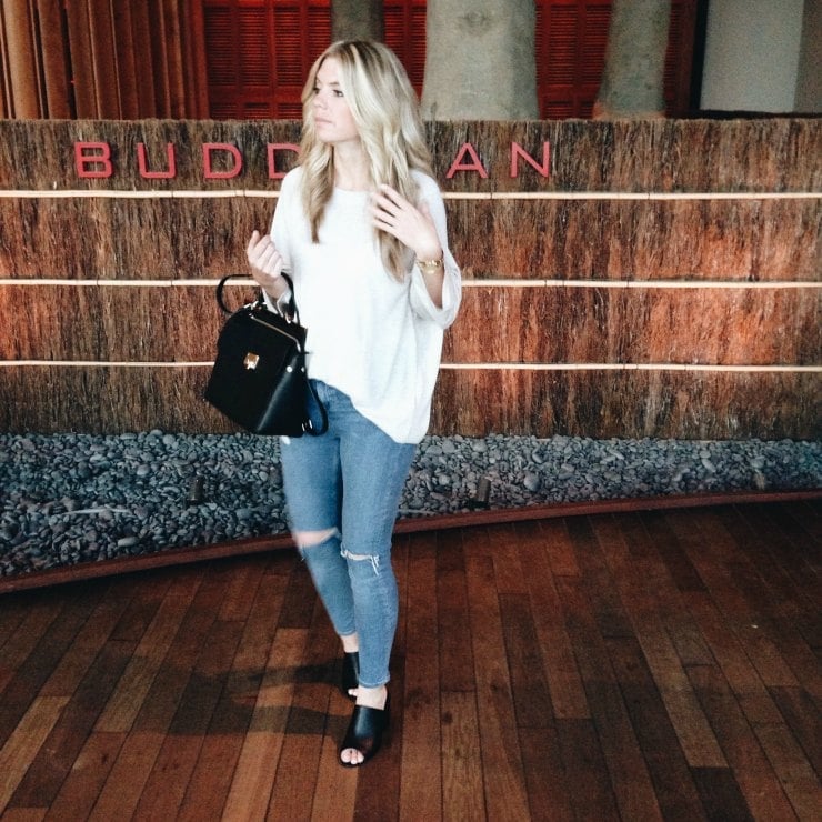 Ripped skinny jeans with cream sweater Ripped skinny jeans with cream sweater — Restaurant Outfit