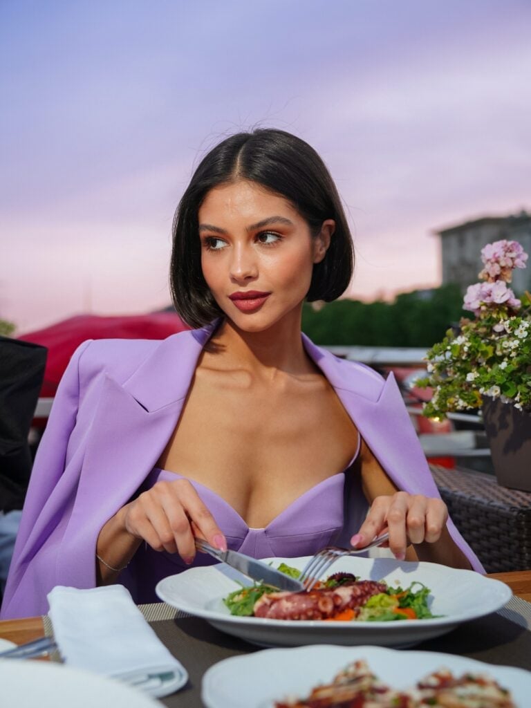 Black satin jumpsuit with white blazer Black satin jumpsuit with white blazer — Restaurant Outfit