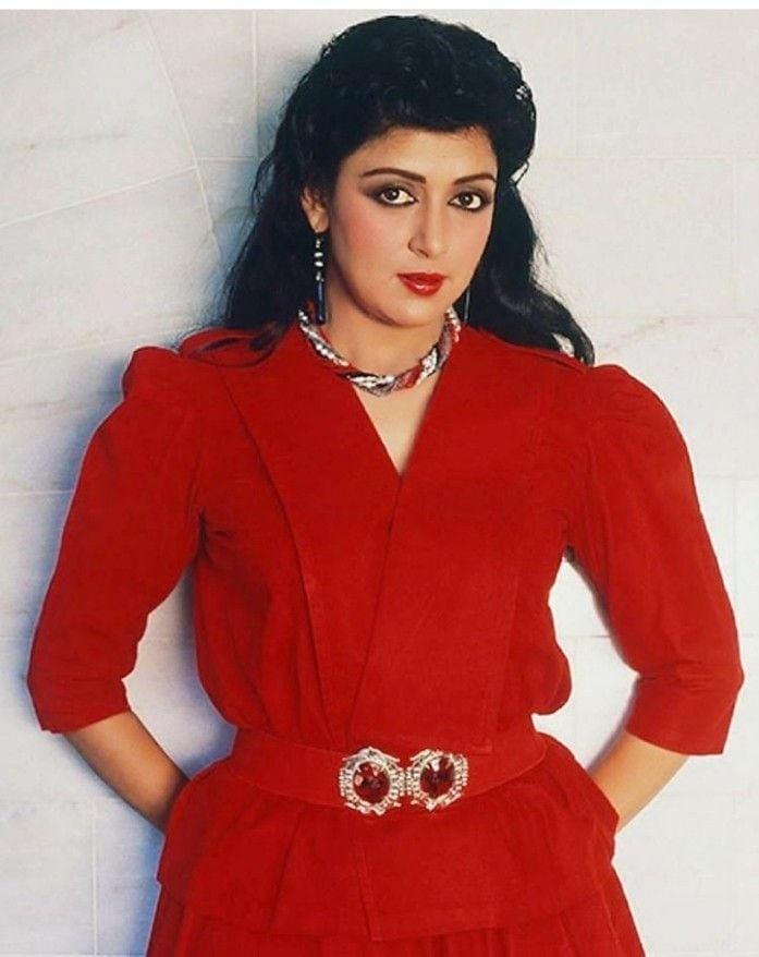 Red dress with shoulder details and statement belt Red dress with shoulder details and statement belt — Retro Style