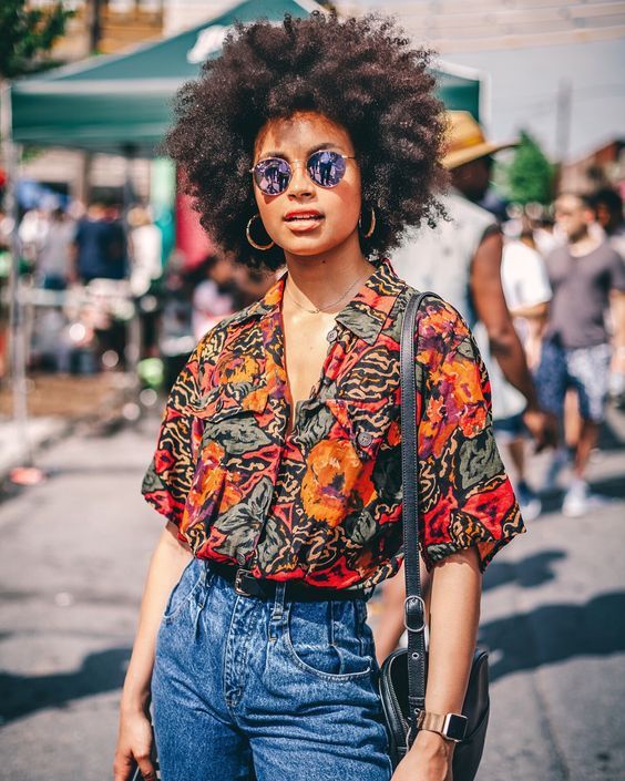 Printed button-up shirt and high-waisted jeans Printed button-up shirt and high-waisted jeans — Retro Style
