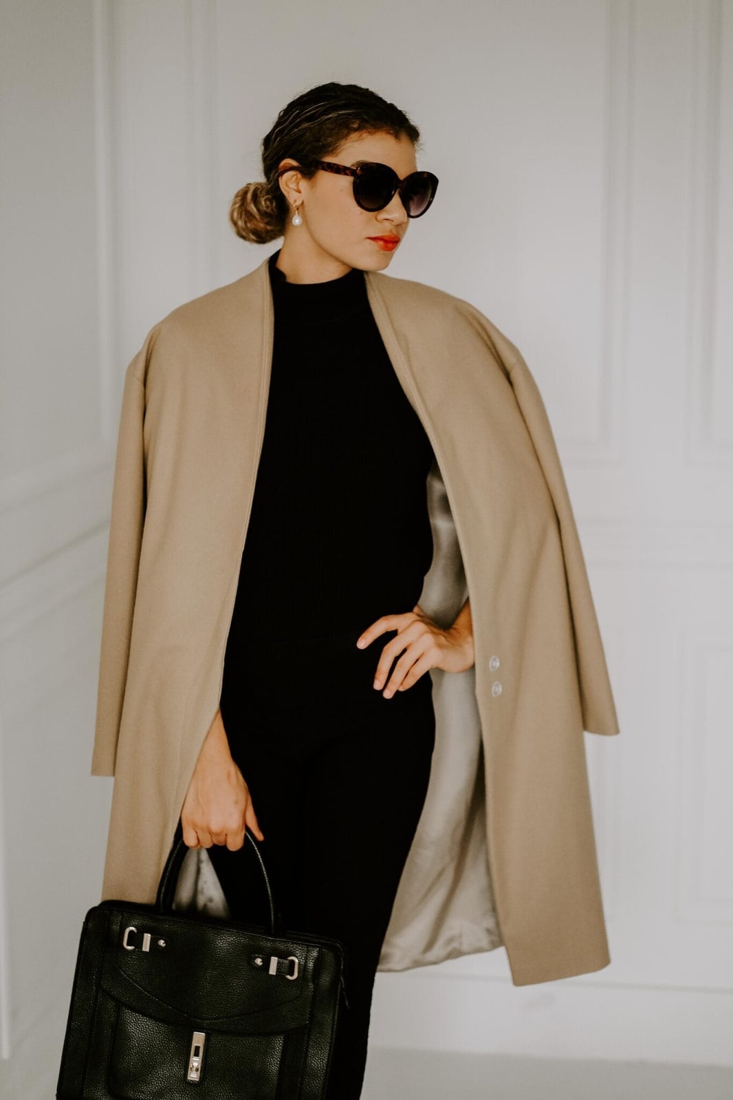 Draped Camel Coat Over Black Turtleneck for Sophistication Draped Camel Coat Over Black Turtleneck for Sophistication — Rich Outfits