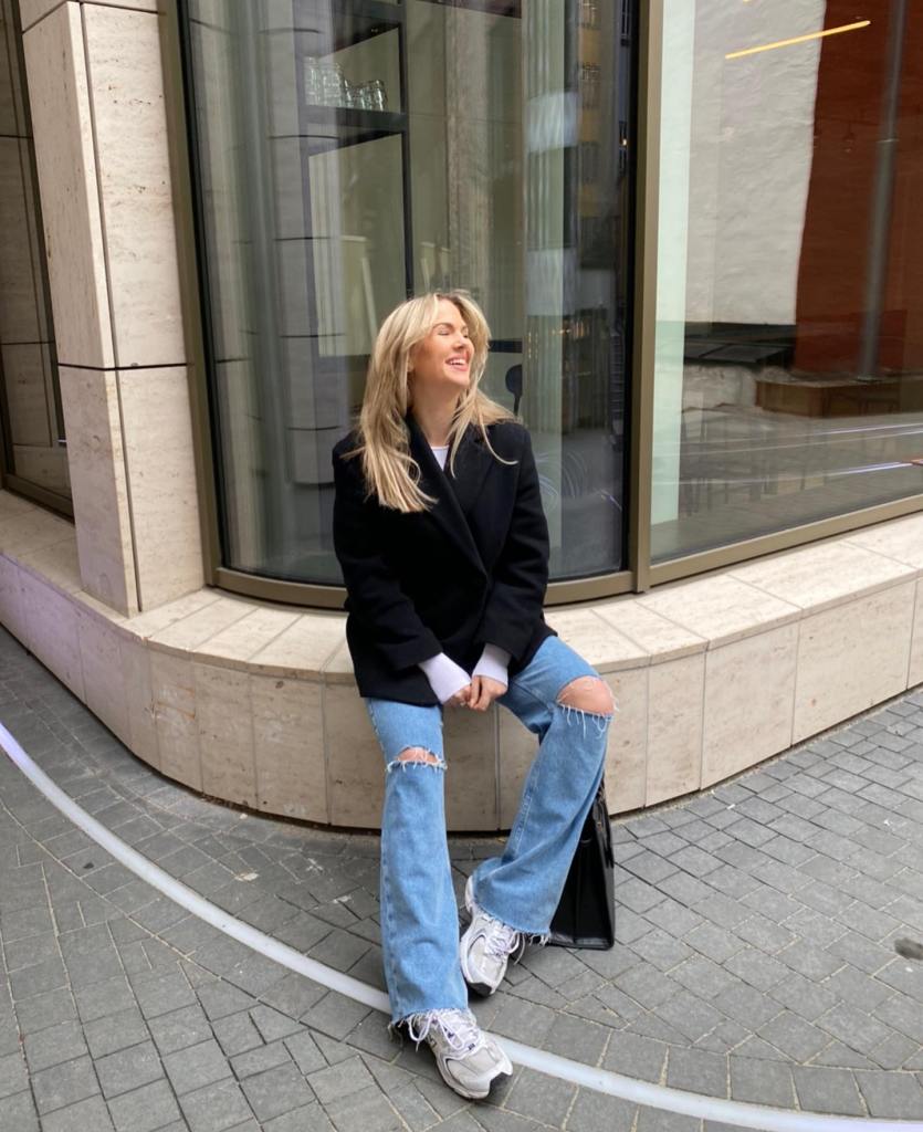 Ripped wide leg jeans with black blazer and white top Ripped wide leg jeans with black blazer and white top — Ripped Jeans Outfits