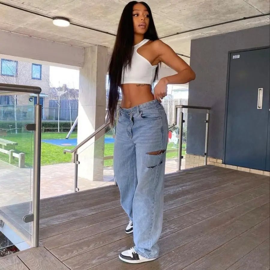 Oversized ripped light blue jeans with white crop top Oversized ripped light blue jeans with white crop top — Ripped Jeans Outfits