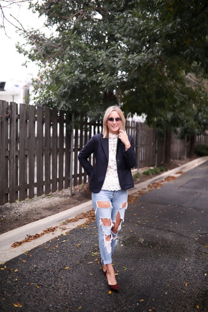 Ripped blue jeans with cuffed slim fit and burgundy heels Ripped blue jeans with cuffed slim fit and burgundy heels — Ripped Jeans Outfits