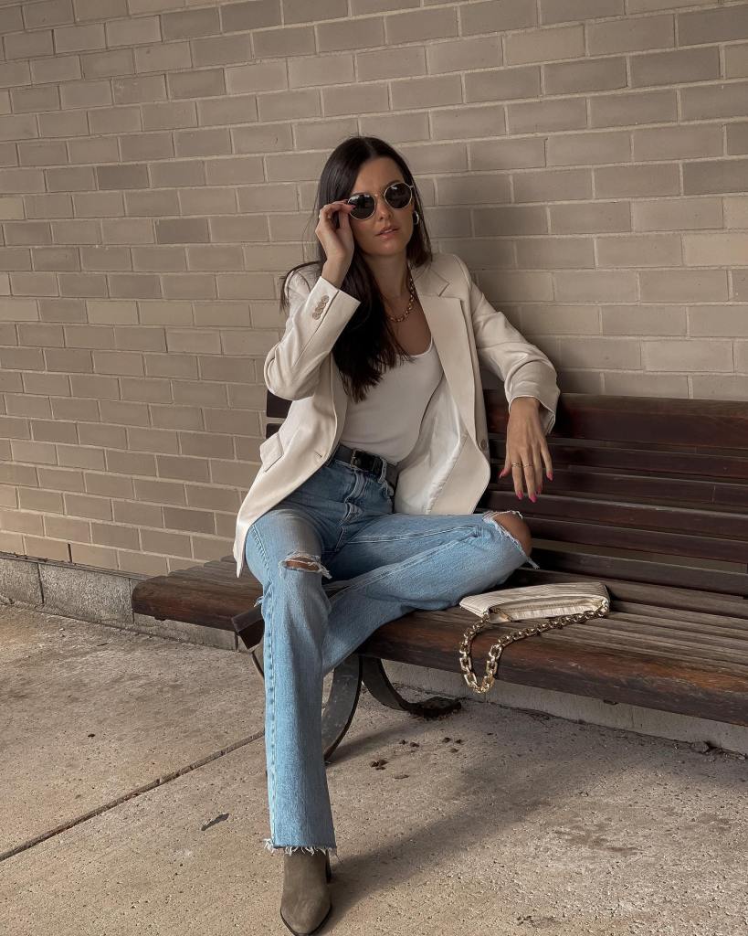 Ripped straight leg jeans with cream blazer and gray ankle boots Ripped straight leg jeans with cream blazer and gray ankle boots — Ripped Jeans Outfits