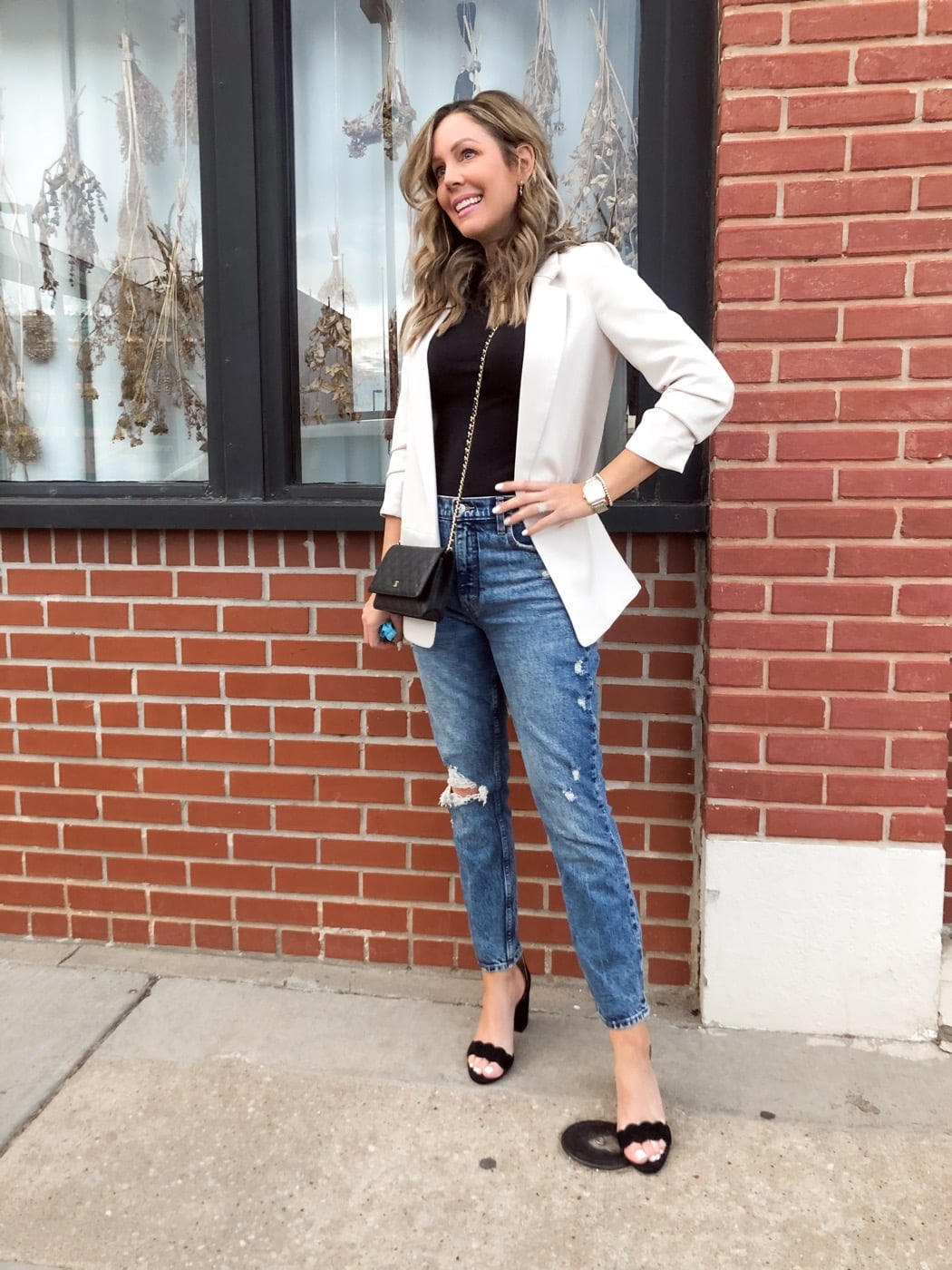 Light wash ripped jeans with white blazer and black sandals Light wash ripped jeans with white blazer and black sandals — Ripped Jeans Outfits