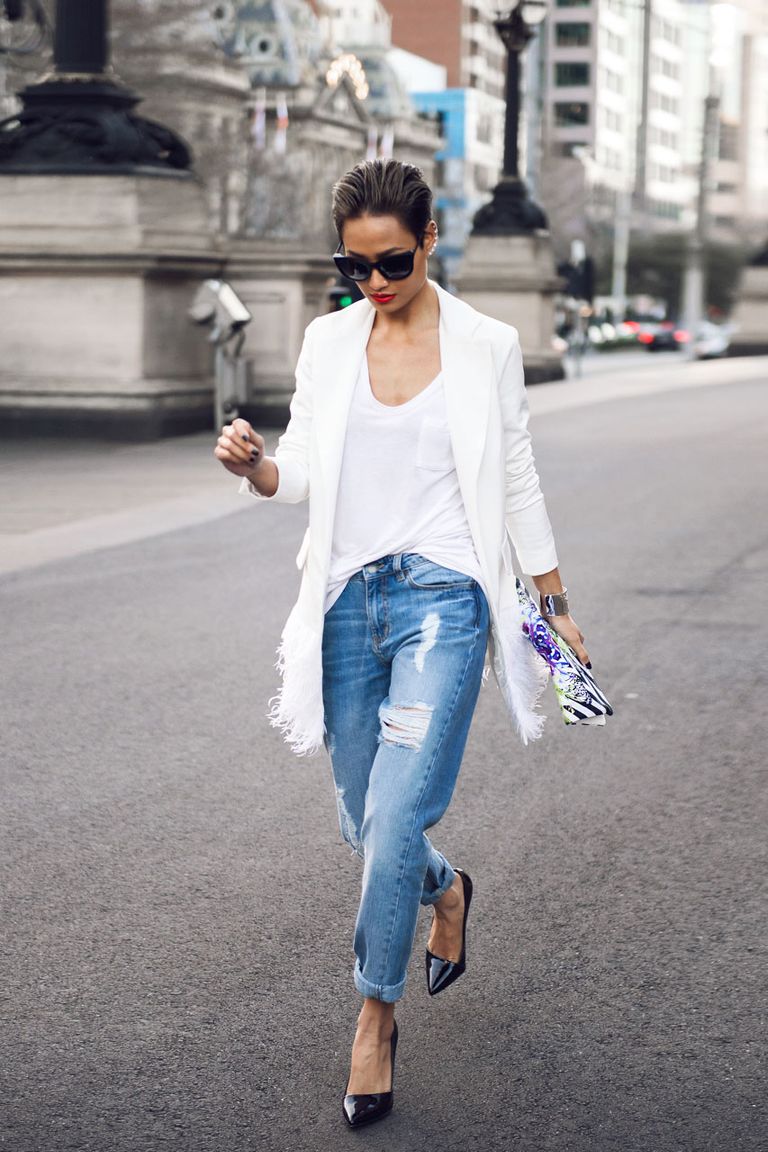Blue ripped jeans with white blazer and black heels Blue ripped jeans with white blazer and black heels — Ripped Jeans Outfits