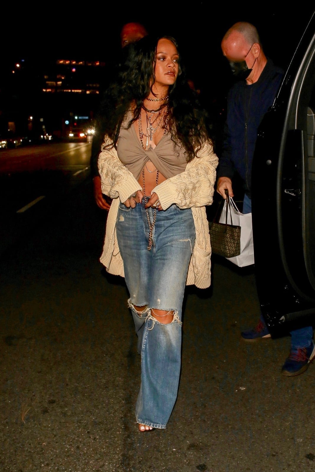 Ripped baggy jeans with draped beige top and knit cardigan Ripped baggy jeans with draped beige top and knit cardigan — Ripped Jeans Outfits