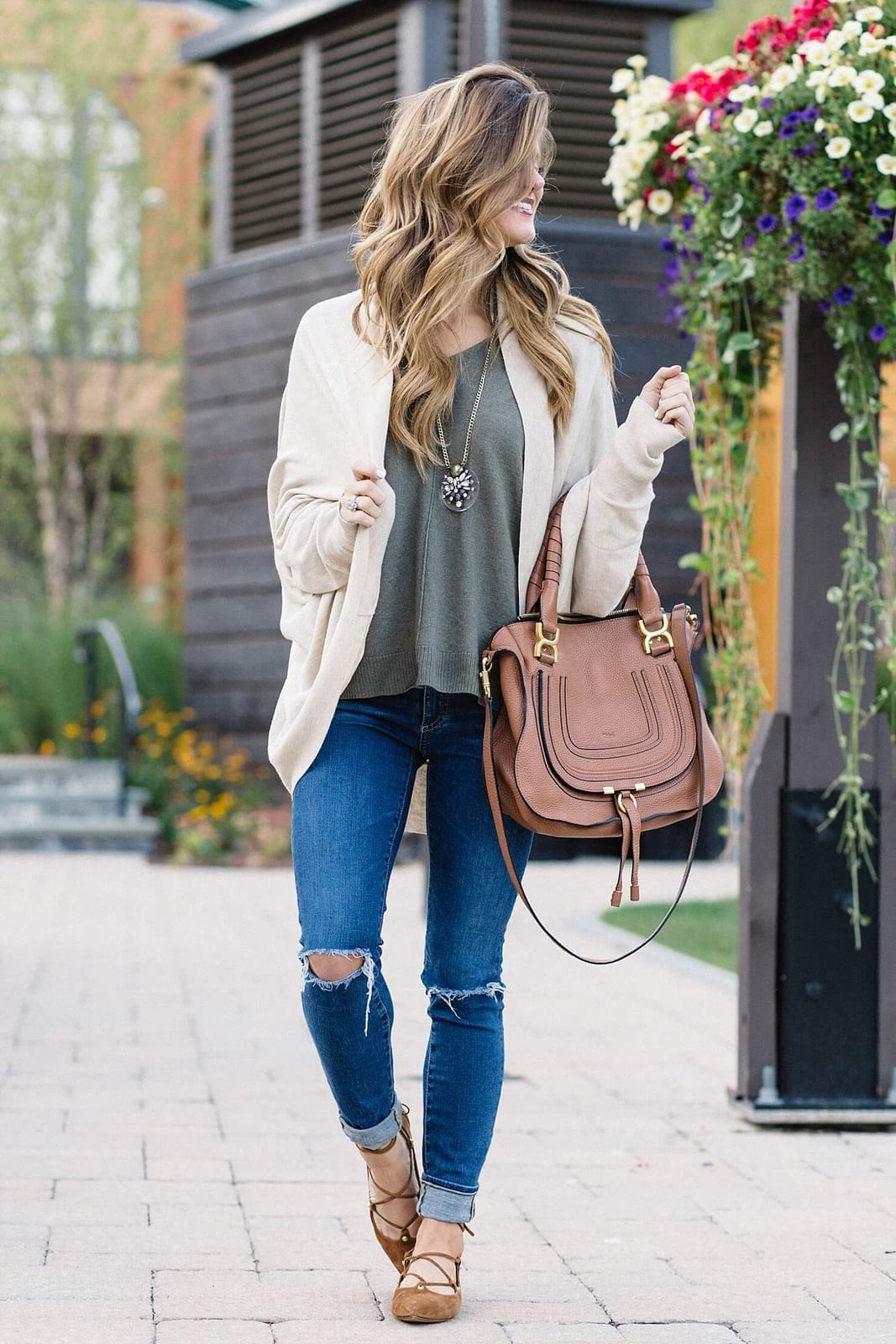 Ripped blue skinny jeans with green top and cream cardigan Ripped blue skinny jeans with green top and cream cardigan — Ripped Jeans Outfits